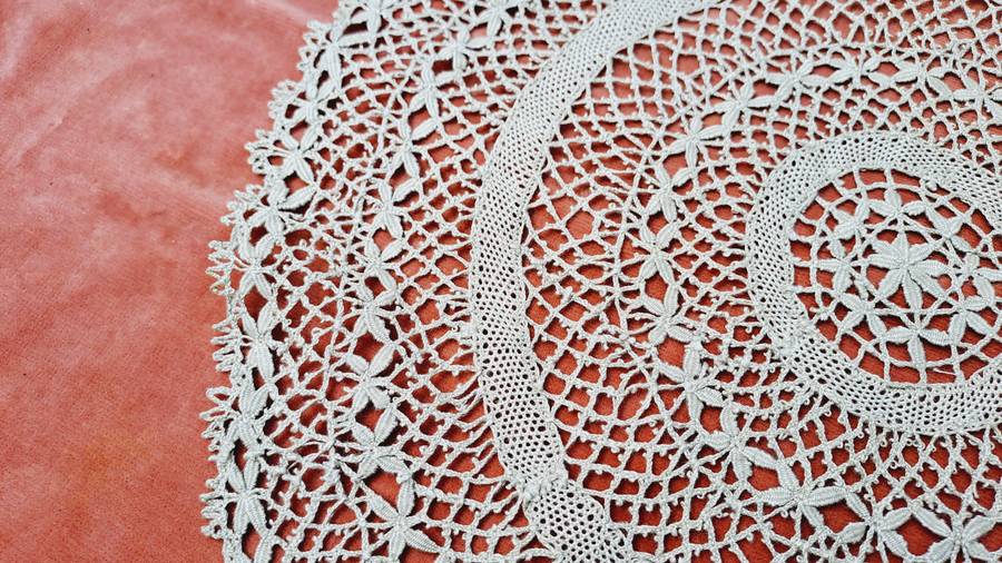 Large ecru crochet doily - 35 cm diameter