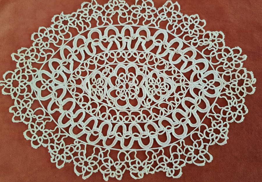 Oval tatted doily/ mat 30 x 22 cm white colour