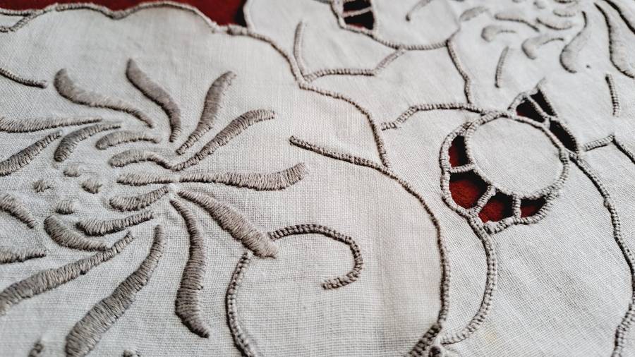 2 Embroidered linen doilies - 13cm
