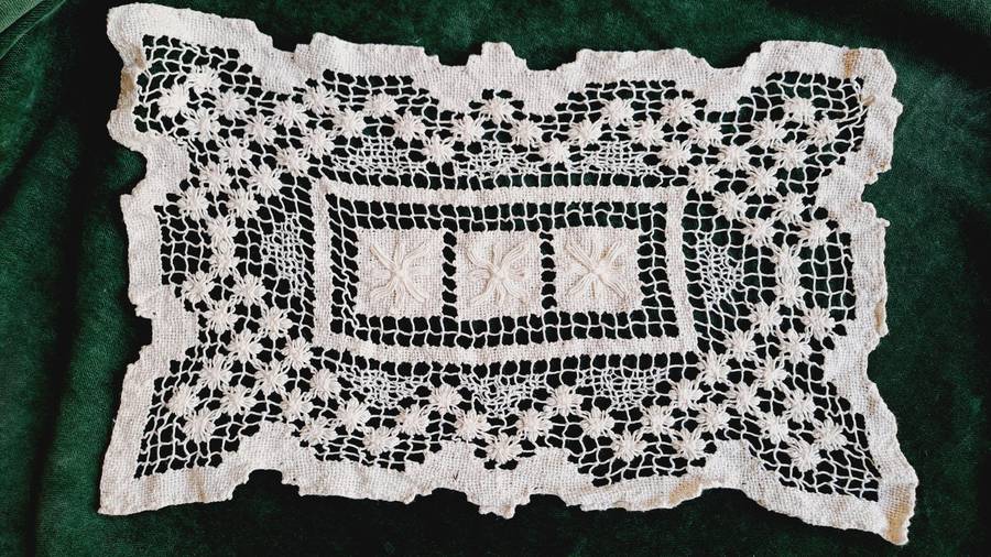 Knotted lace mat 36 x 20cm