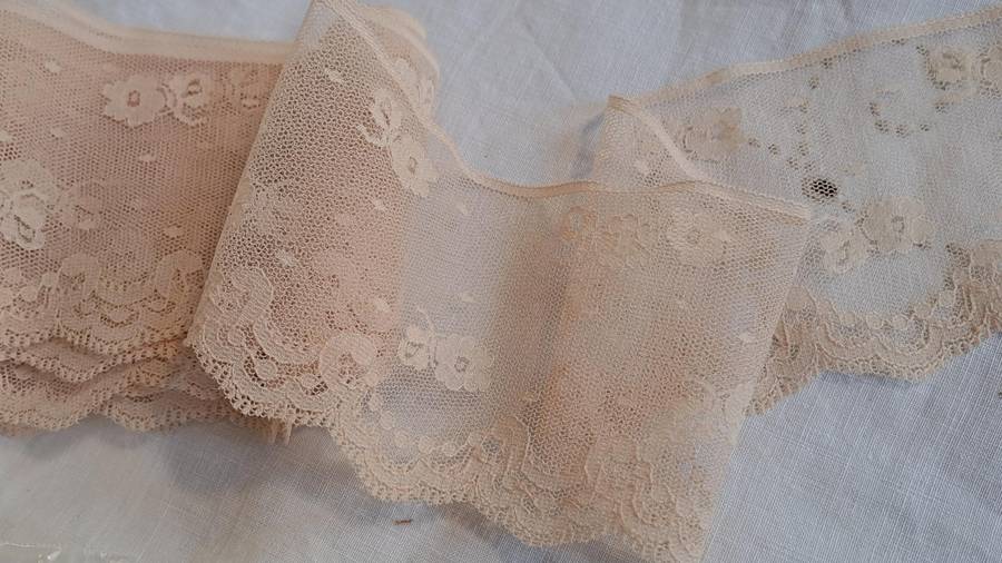 2m of pretty apricot lace, synthetic 8cm wide,