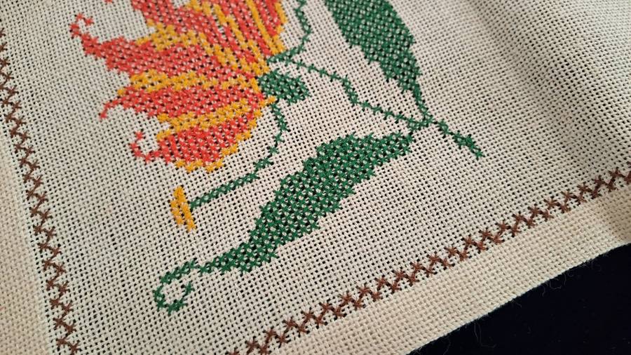 Embroidered cloth - coarseweave - 29 x 29cm