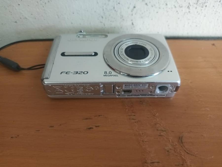 Olympus FE-320 Compact Digital Camera