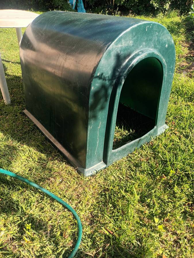 Large Igloo Plastic Dog Kennel
