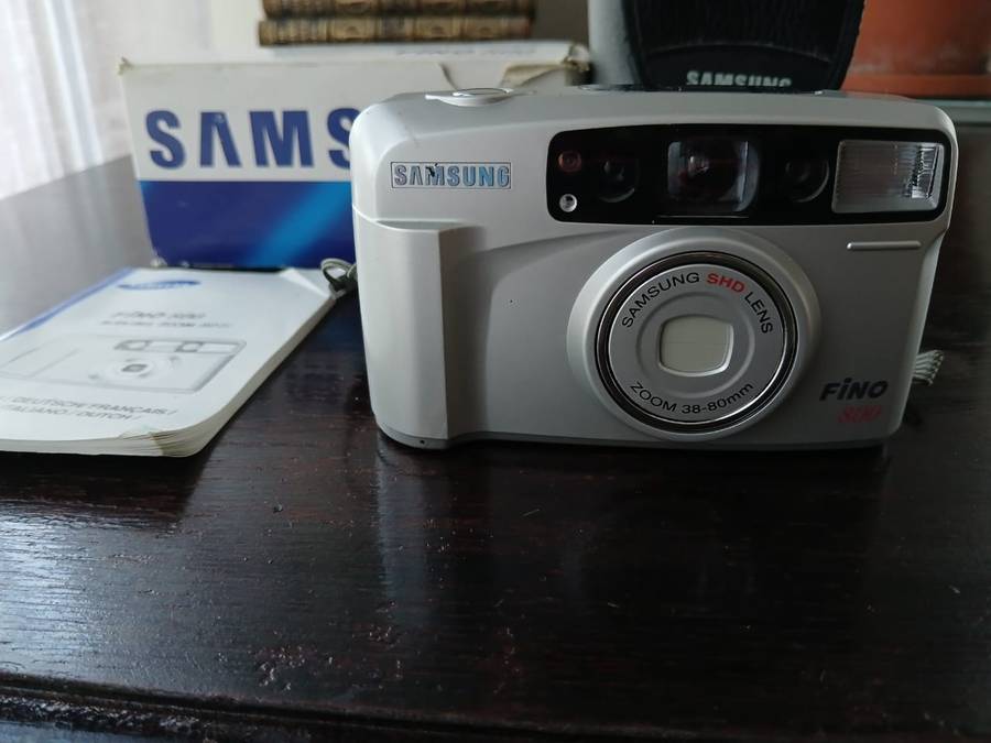 Samsung Fino 800 35mm Point and Shoot Film Camera with 38-80mm Zoom Lens