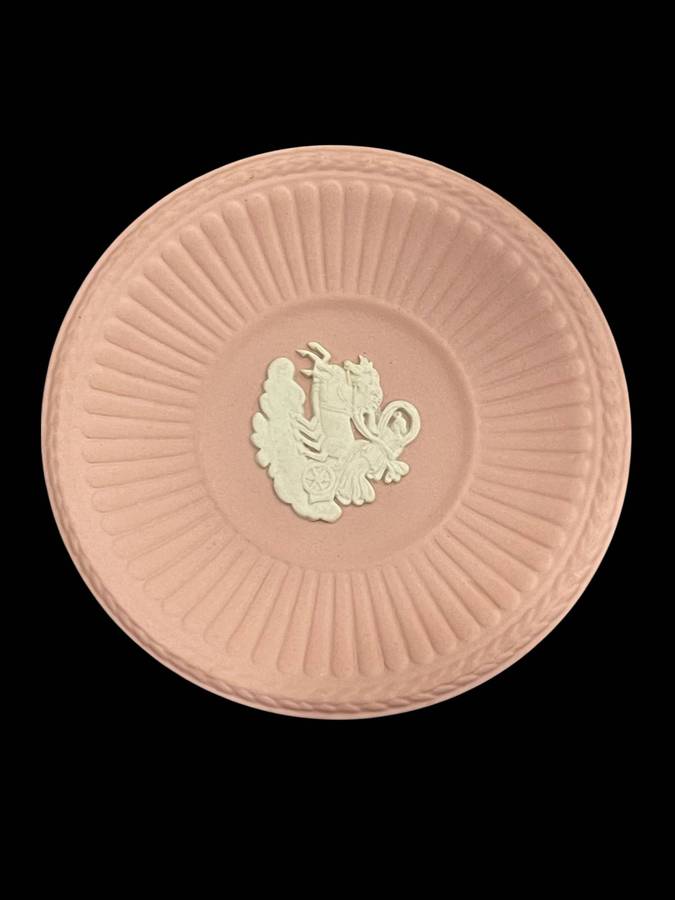Plate display Wedgwood pink