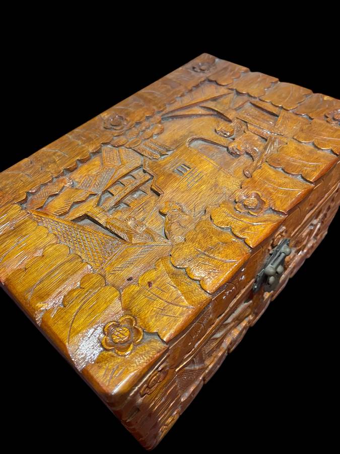 Box/container Oriental carved