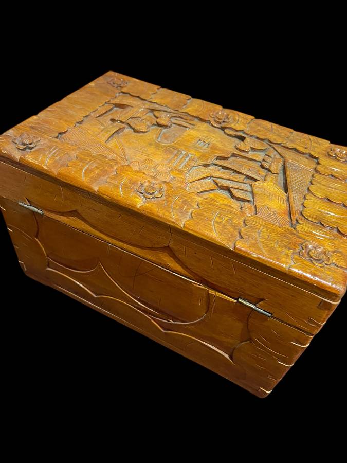 Box/container Oriental carved