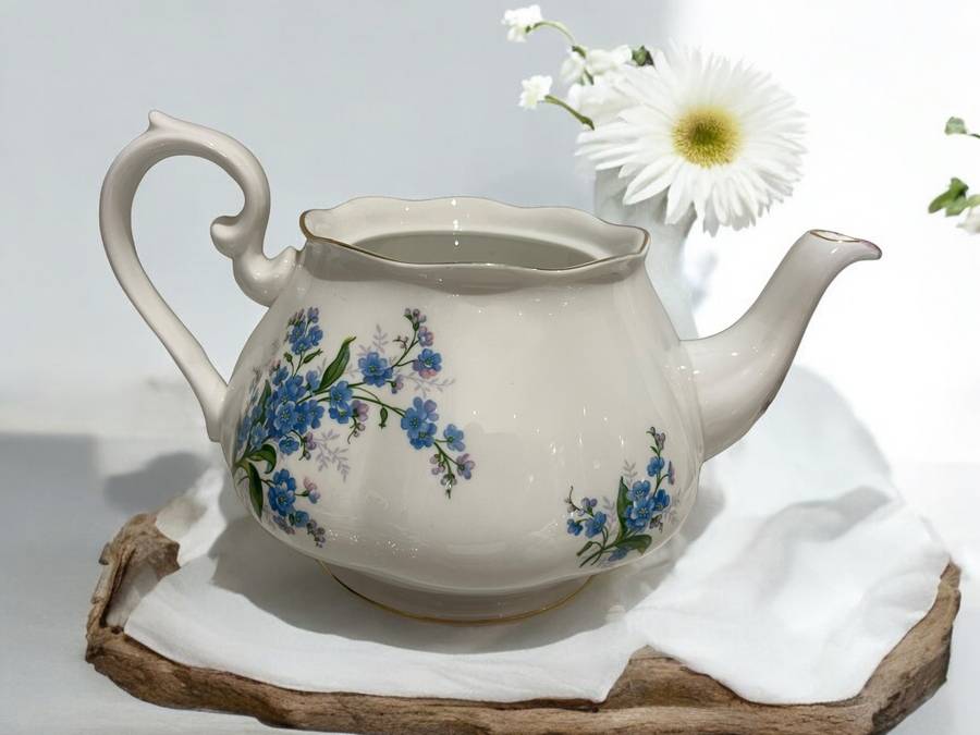 Teapot Royal Albert lid damaged