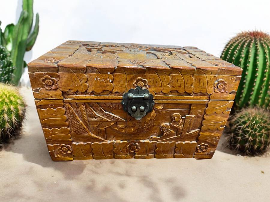 Box/container Oriental carved