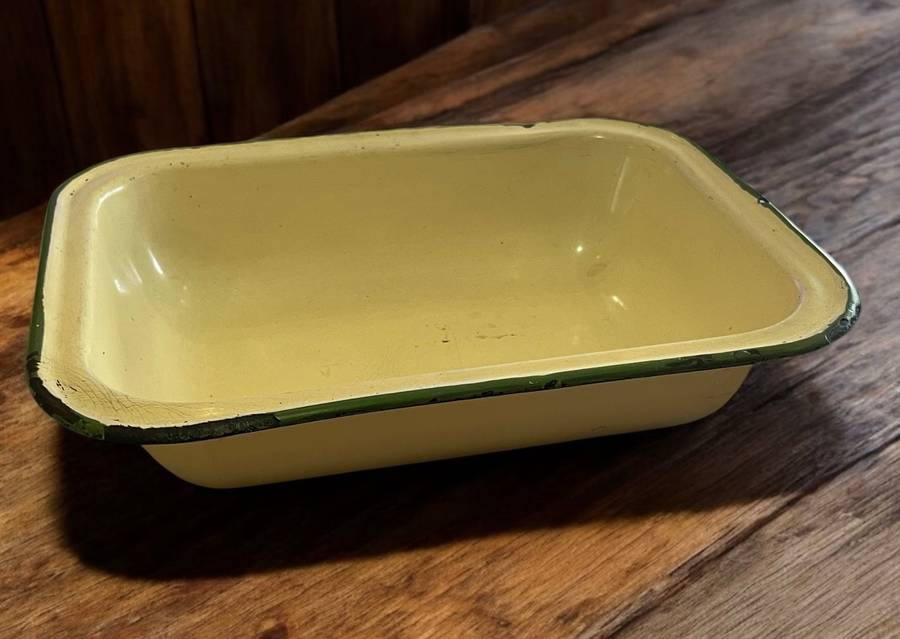 Bowl enamel pie dish