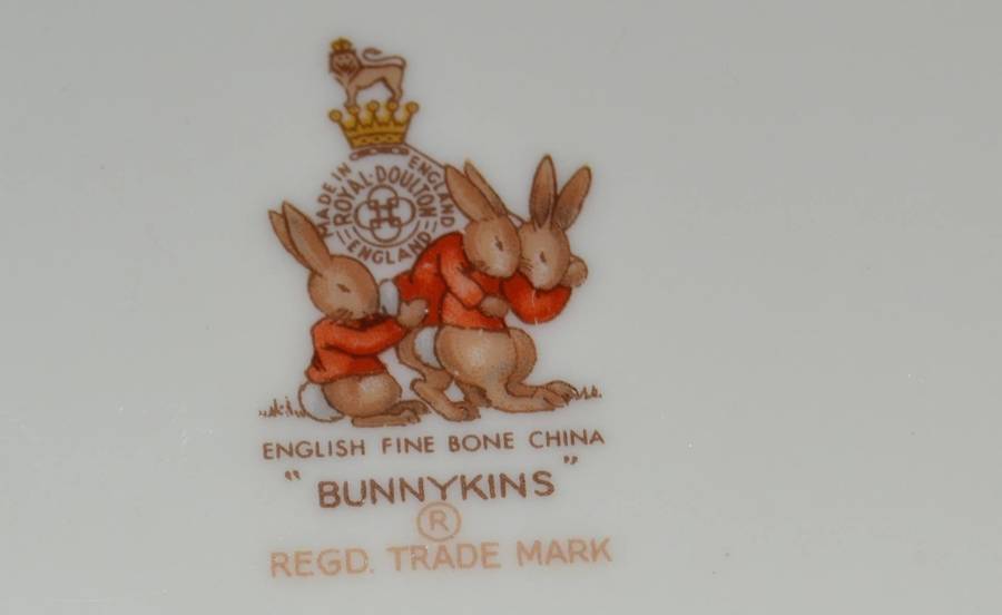 Royal Doulton Bunnykins Porridge Bowl "family in the Garden"