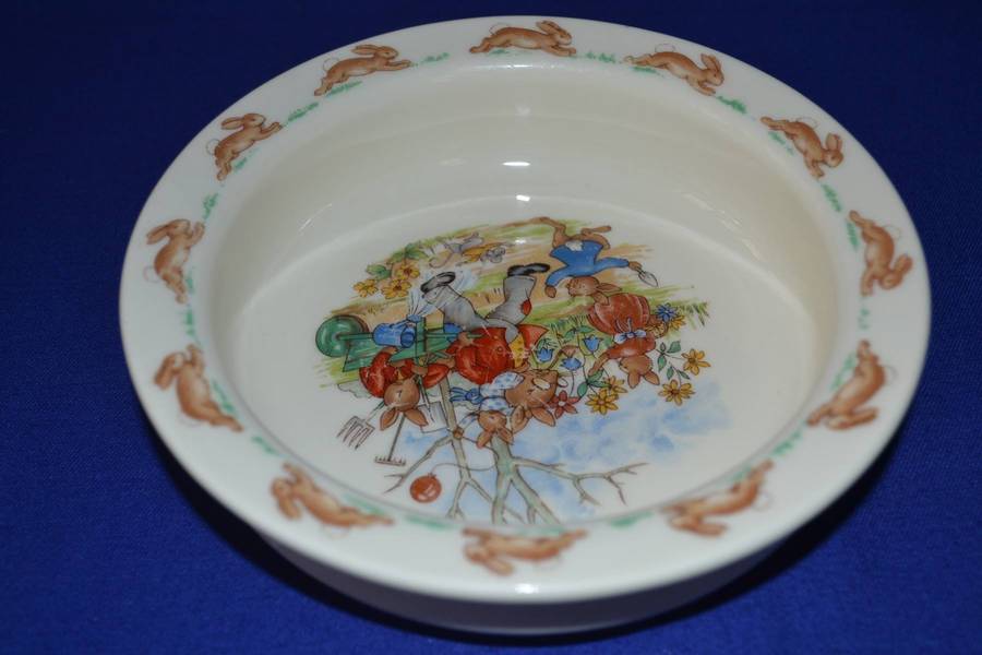 Royal Doulton Bunnykins Porridge Bowl "family in the Garden"