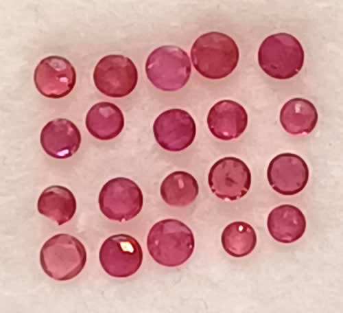 RUBY Parcel of 20 - Dazzling Round Facet Pigeon Blood Red - 0,14cts