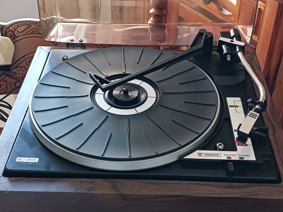 Vintage Tempest Automatic Turntable,belt drive  ( scare Turntable in a good working condition.)