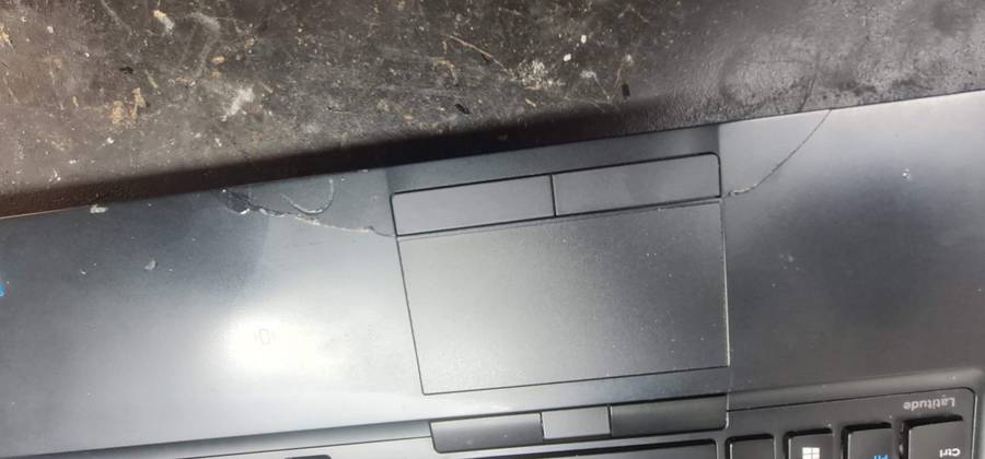 Dell Latitude 5580 I7 7GEN (Fixer Upper) (For spares or rebuild) (Switches on!)