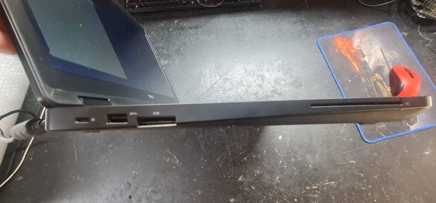 Dell Latitude 5580 I7 7GEN (Fixer Upper) (For spares or rebuild) (Switches on!)