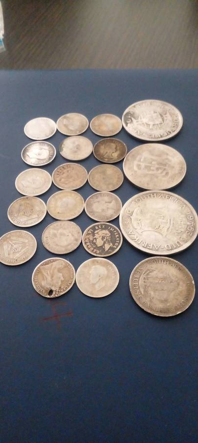 UNION OF SA SILVER COINS AND 1X 1955 MOZAMBIQUE 20 DOLLAR COIN.TOTAL WEIGHT 62.8 GRAMS. NETTO 39.6 G