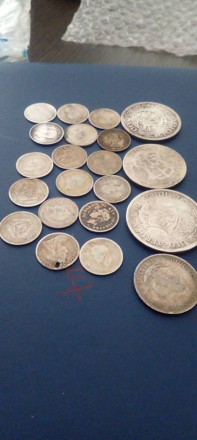 UNION OF SA SILVER COINS AND 1X 1955 MOZAMBIQUE 20 DOLLAR COIN.TOTAL WEIGHT 62.8 GRAMS. NETTO 39.6 G