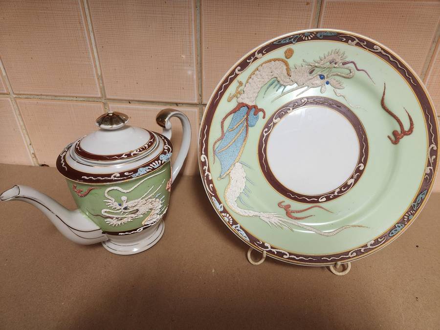 VINTAGE CHINESE DRAGON MOTIF TEA POT AND PLATE, MARKED AT THE BASE