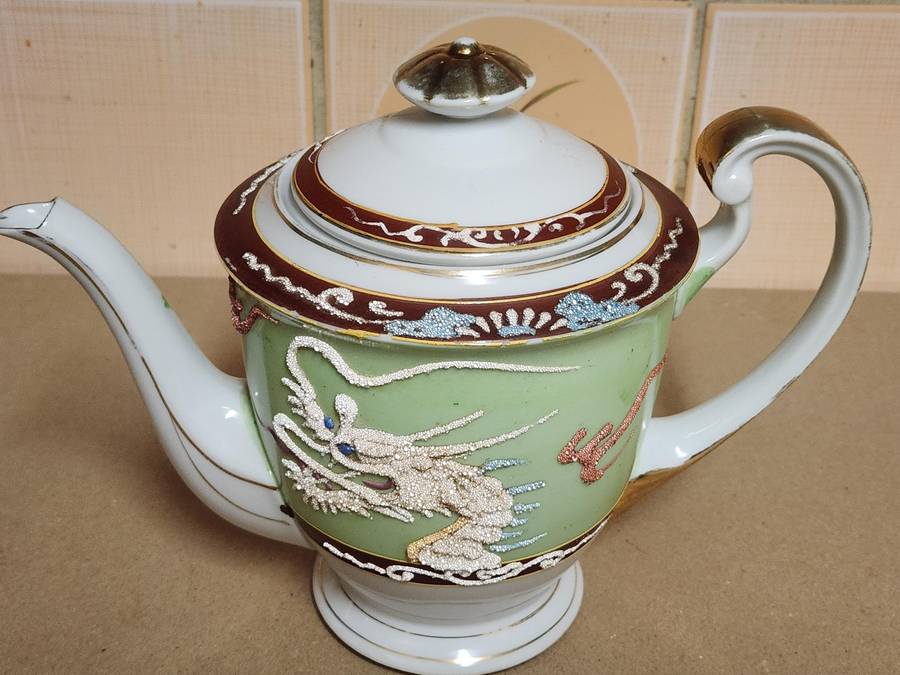VINTAGE CHINESE DRAGON MOTIF TEA POT AND PLATE, MARKED AT THE BASE