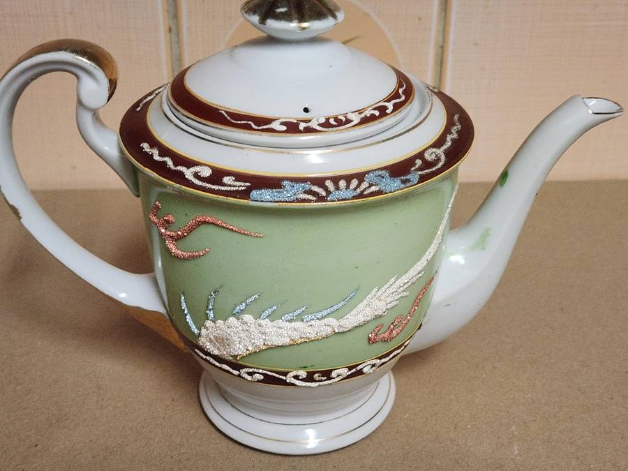 VINTAGE CHINESE DRAGON MOTIF TEA POT AND PLATE, MARKED AT THE BASE