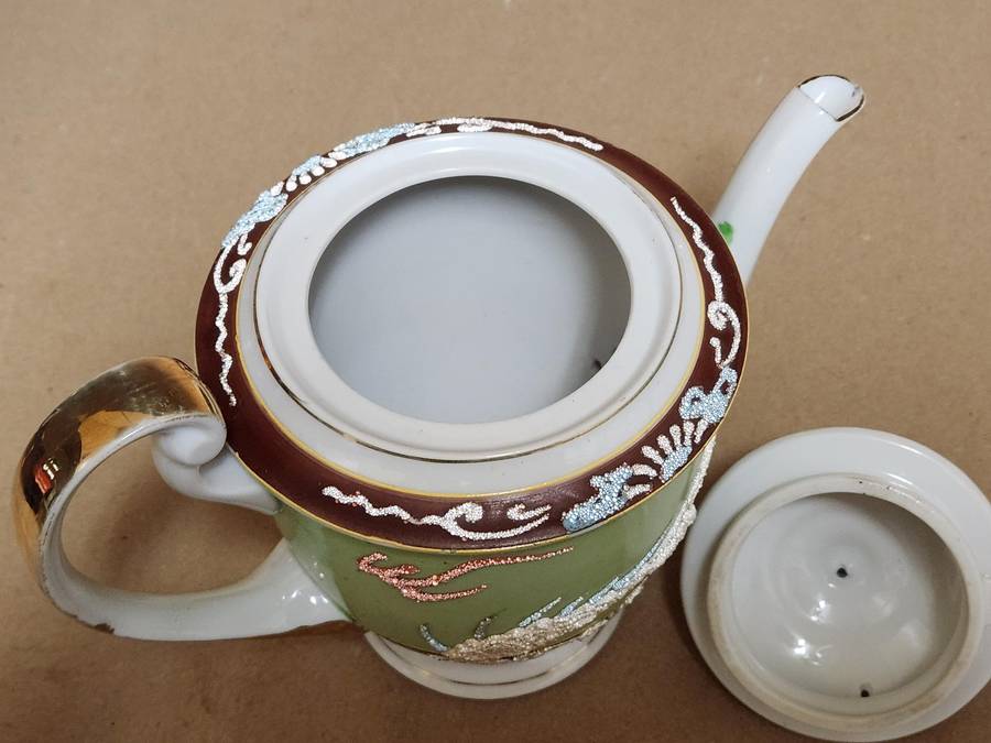 VINTAGE CHINESE DRAGON MOTIF TEA POT AND PLATE, MARKED AT THE BASE