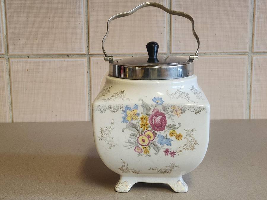 VINTAGE ENGLISH WARE LANCASTER SANDLAND COOKIE JAR