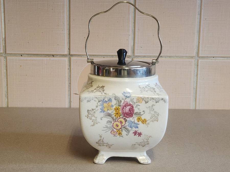 VINTAGE ENGLISH WARE LANCASTER SANDLAND COOKIE JAR
