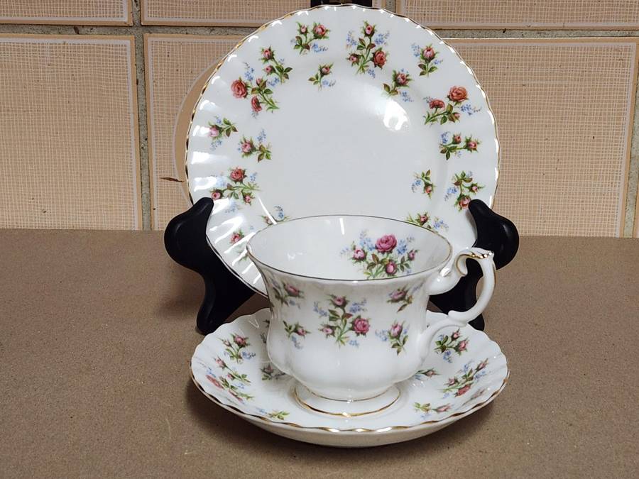 VINTAGE ROYAL ALBERT BONE CHINA WINSOME TEA TRIO 1 OF 4
