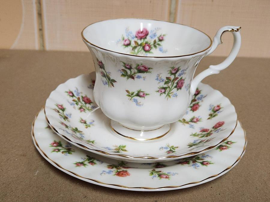 VINTAGE ROYAL ALBERT BONE CHINA WINSOME TEA TRIO 1 OF 4