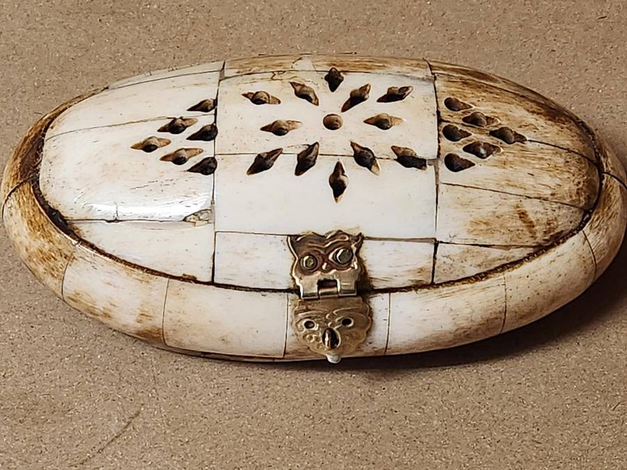 ANTIQUE WOOD AND CAMEL BONE OVAL TRINKET BOX