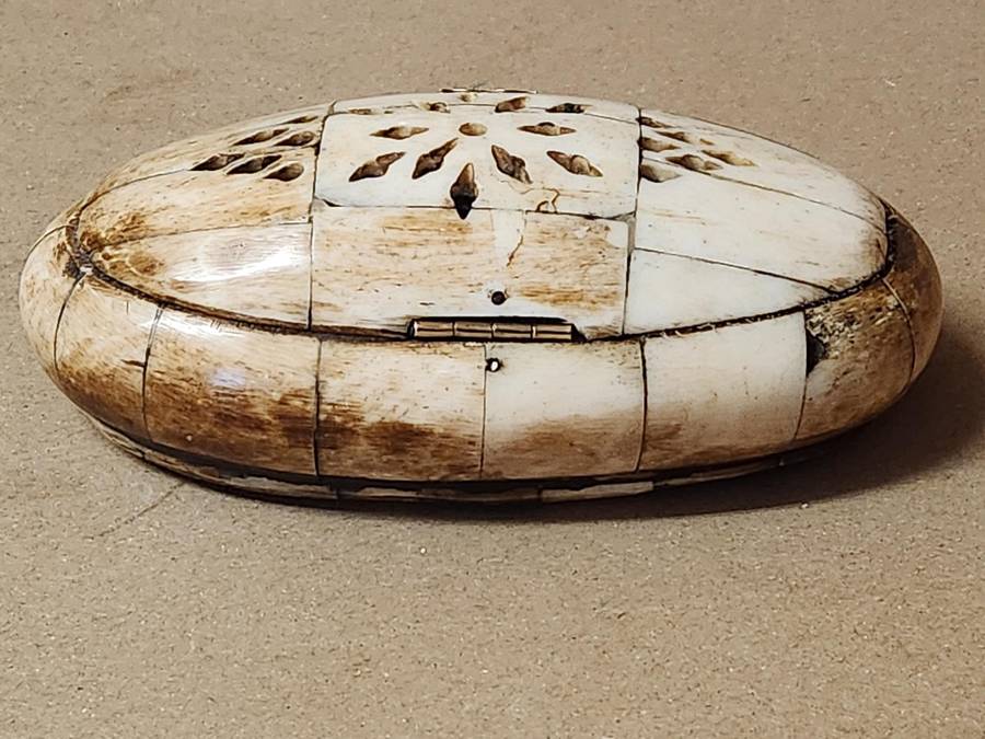 ANTIQUE WOOD AND CAMEL BONE OVAL TRINKET BOX