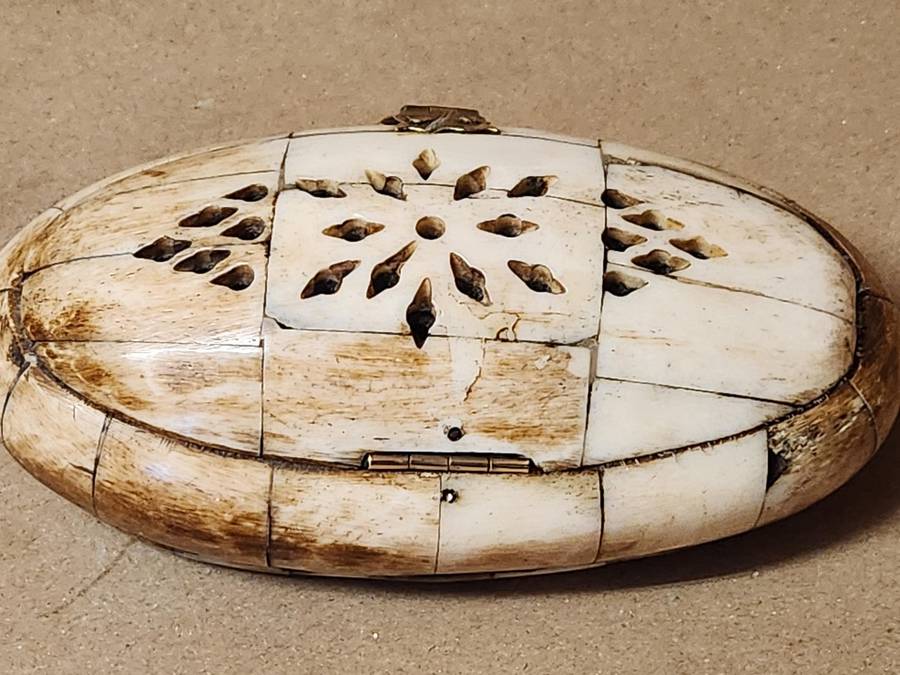 ANTIQUE WOOD AND CAMEL BONE OVAL TRINKET BOX