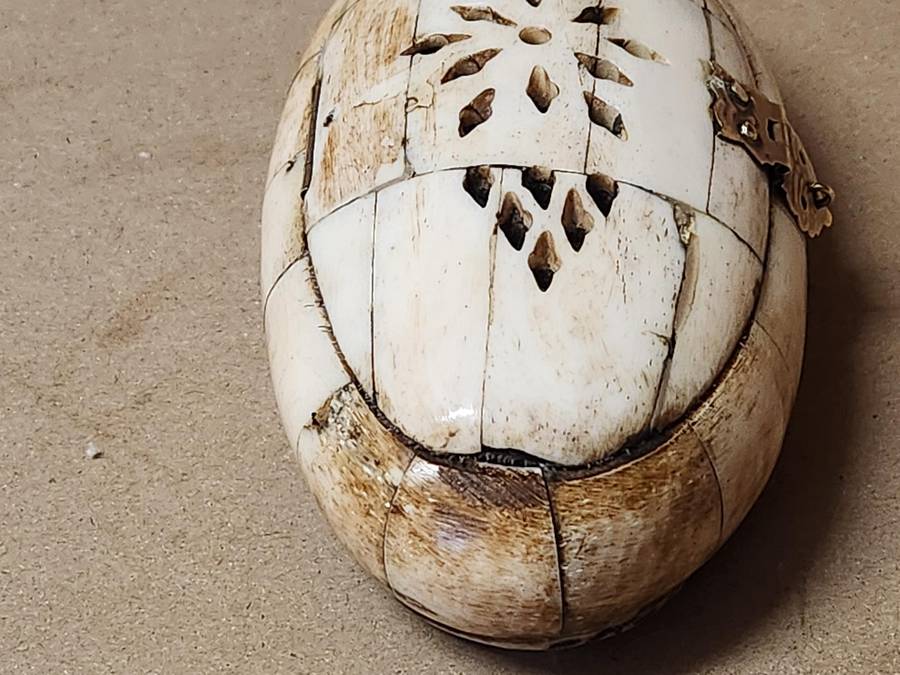 ANTIQUE WOOD AND CAMEL BONE OVAL TRINKET BOX