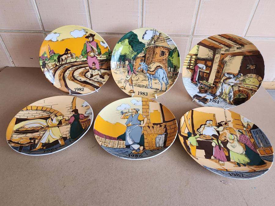 AWESOME SET OF SIX BAVARIA WINTERLING DECOR PLATES