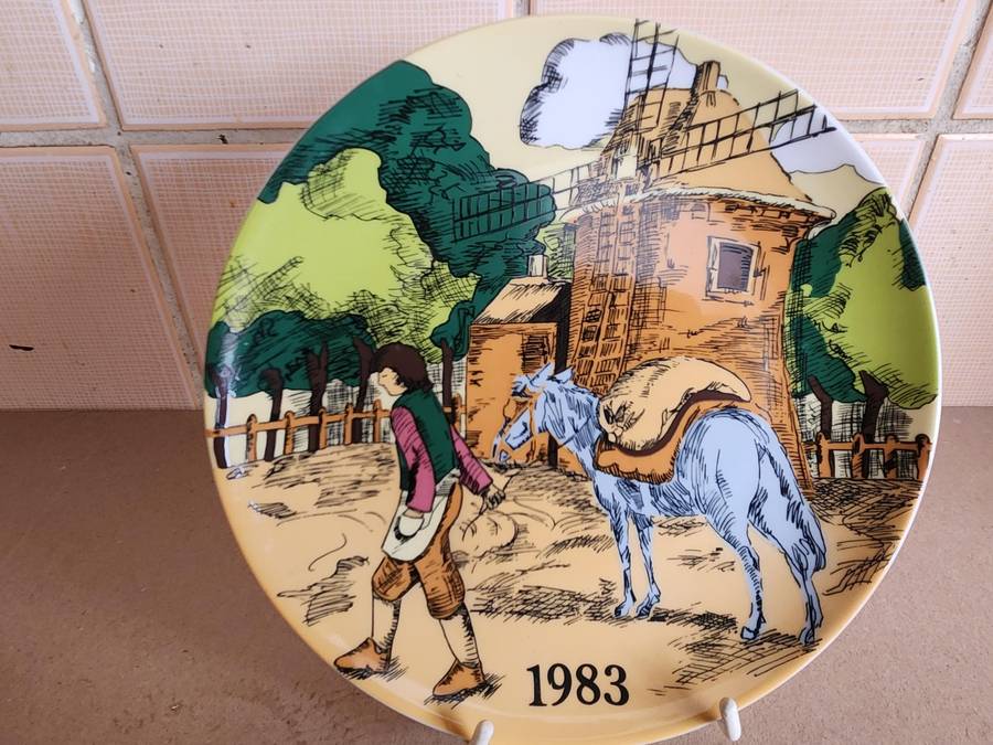 AWESOME SET OF SIX BAVARIA WINTERLING DECOR PLATES