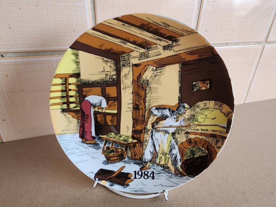 AWESOME SET OF SIX BAVARIA WINTERLING DECOR PLATES