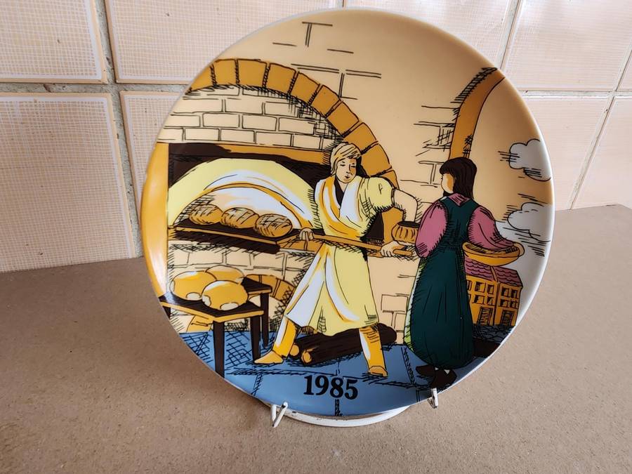 AWESOME SET OF SIX BAVARIA WINTERLING DECOR PLATES