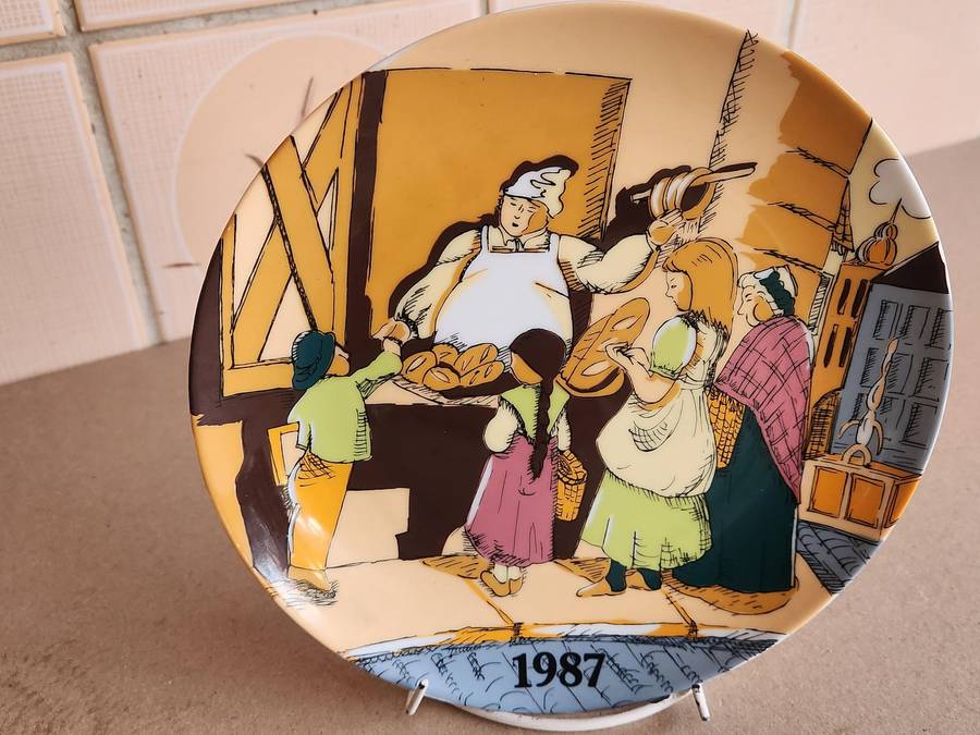 AWESOME SET OF SIX BAVARIA WINTERLING DECOR PLATES