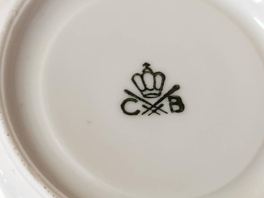 SET OF FOUR STUNNING GERMAN PORCELAIN DEMITASSE CUPS AND SAUCERS