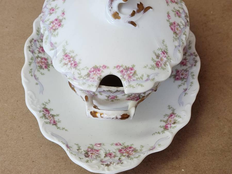 BEAUTIFUL VINTAGE LIMOGES SAUCE BOAT