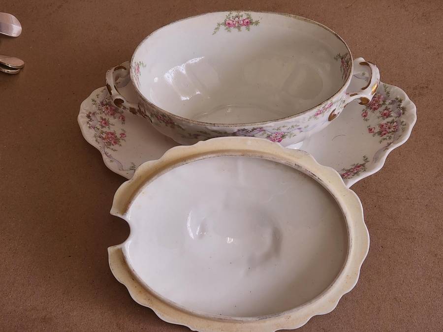 BEAUTIFUL VINTAGE LIMOGES SAUCE BOAT
