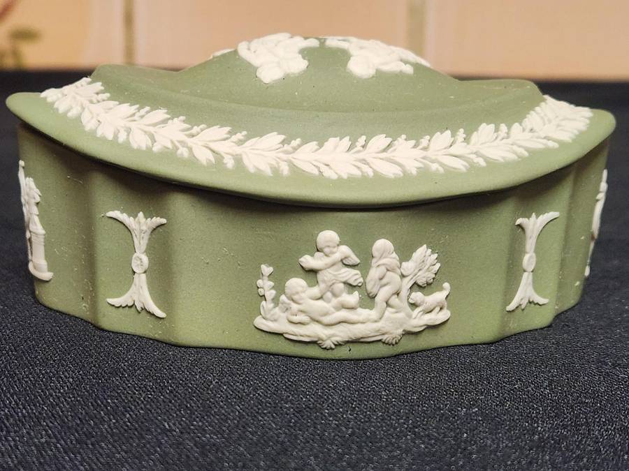 VINTAGE RARE WEDGWOOD OLIVE JASPERWARE OVAL JEWELRY BOX