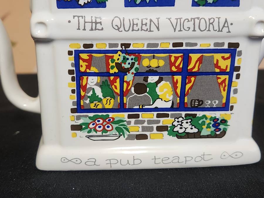 THE QUEEN VICTORIA ENGLISH LIFE TEA POT BY BARRY SMITH AND BARBARA WOOTTON