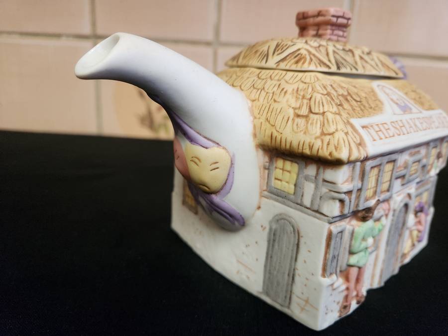 VINTAGE CHRISTOPHER WIEN THE SHAKESPEARE PUB TEA POT