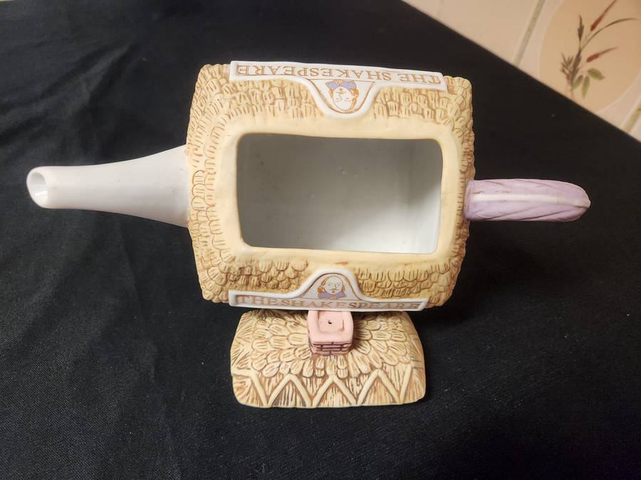 VINTAGE CHRISTOPHER WIEN THE SHAKESPEARE PUB TEA POT