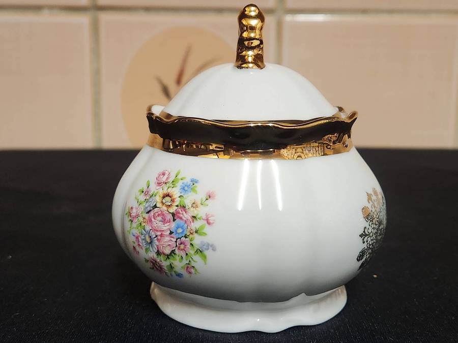 PORZELLAN  BAVARIA LIDDED SUGAR BOWL WITH A GILT AND FLORAL DESIGN