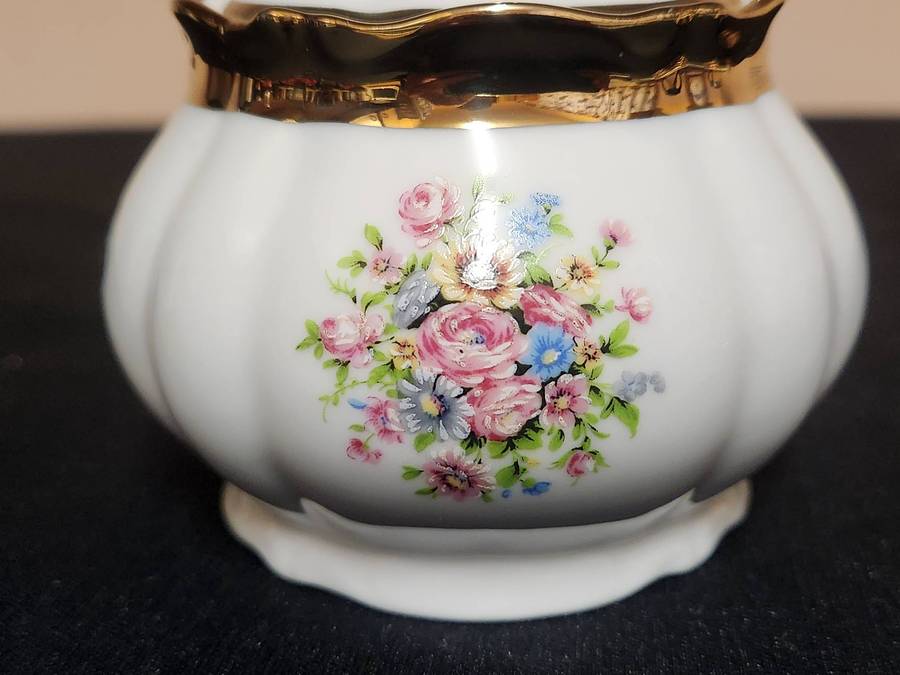 PORZELLAN  BAVARIA LIDDED SUGAR BOWL WITH A GILT AND FLORAL DESIGN