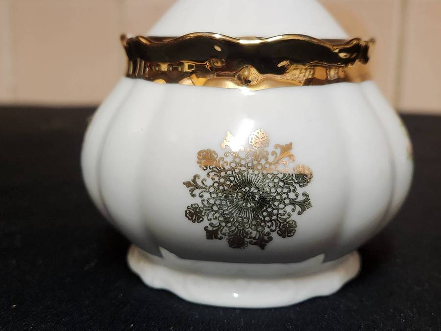 PORZELLAN  BAVARIA LIDDED SUGAR BOWL WITH A GILT AND FLORAL DESIGN